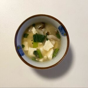 豆腐と小松菜とねぎの味噌汁
